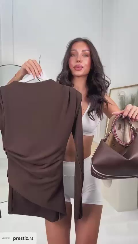 Conjunto marrón asimétrico detalle