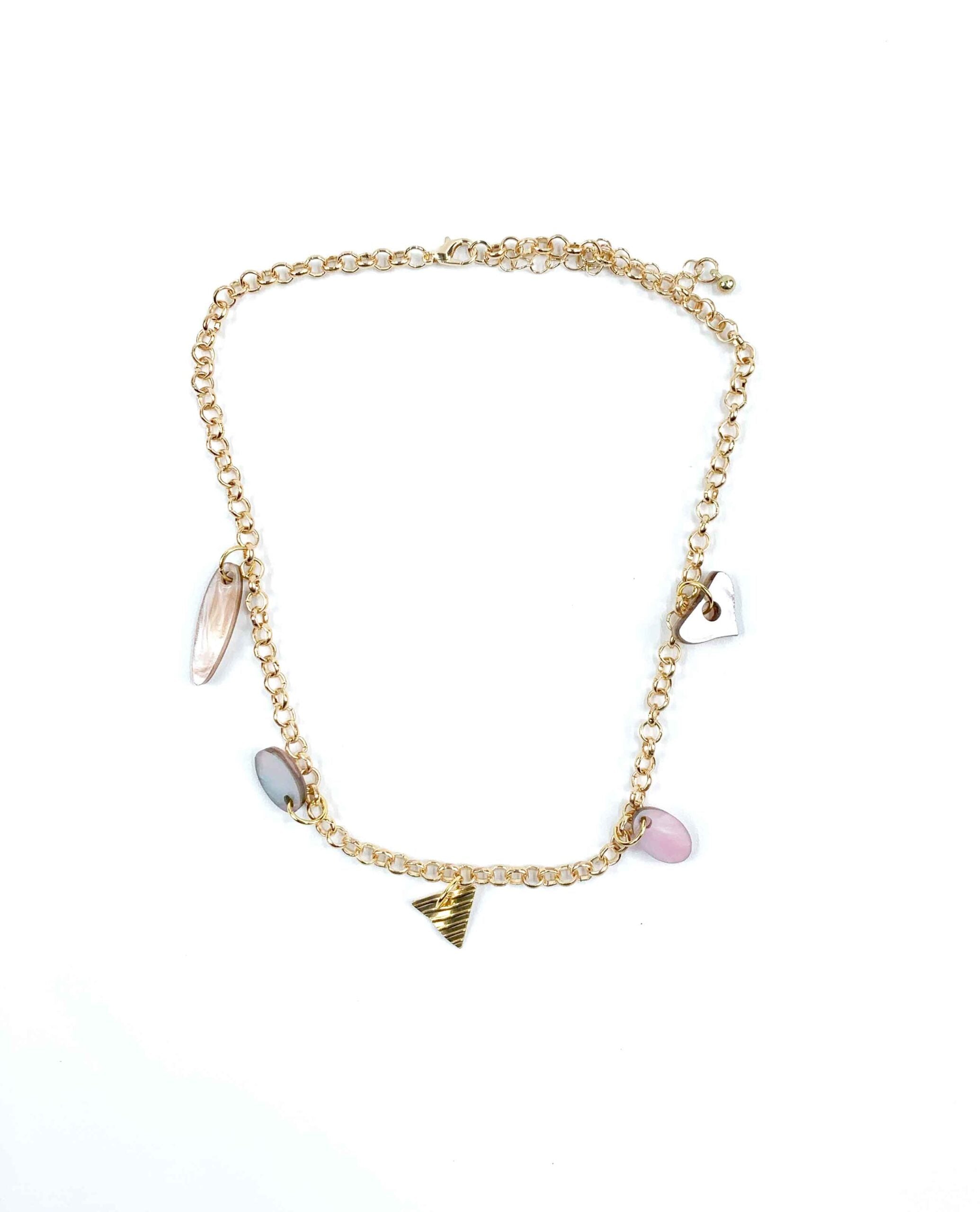 Perla | Collar Dorado con Charms de Nácar