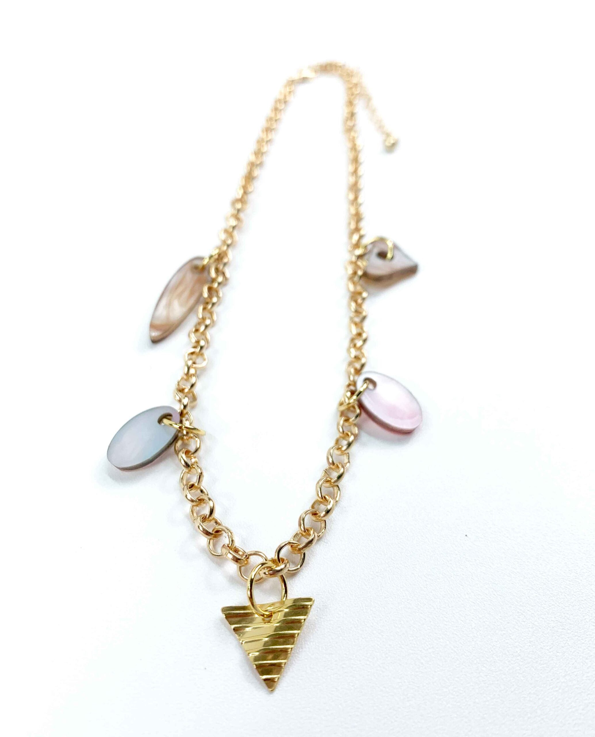 Perla | Collar Dorado con Charms de Nácar
