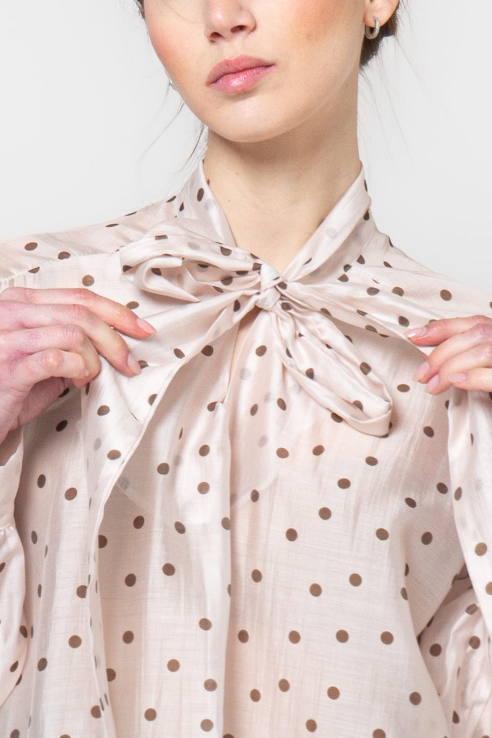 Camisa de lunares con lazo