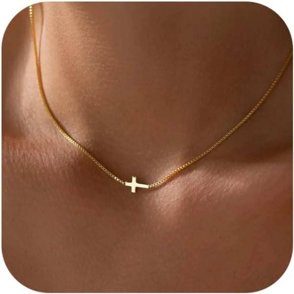 Alba | Collar Cruz Dorada Minimalista