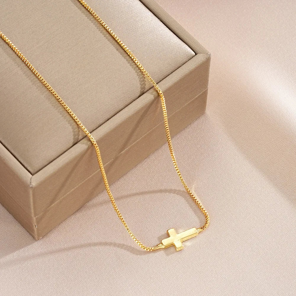 Alba | Collar Cruz Dorada Minimalista