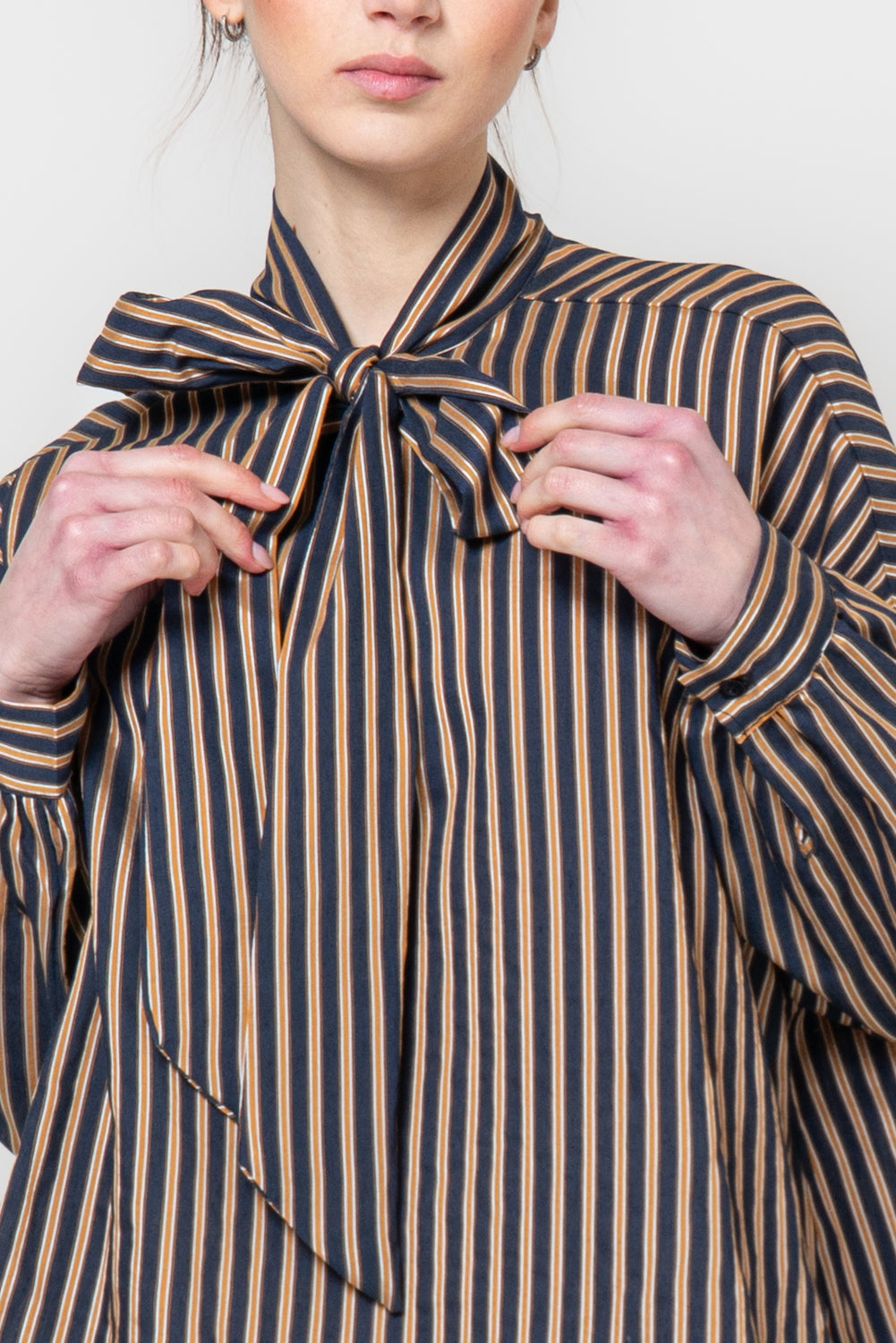 Camisa de rayas con lazo - detalle