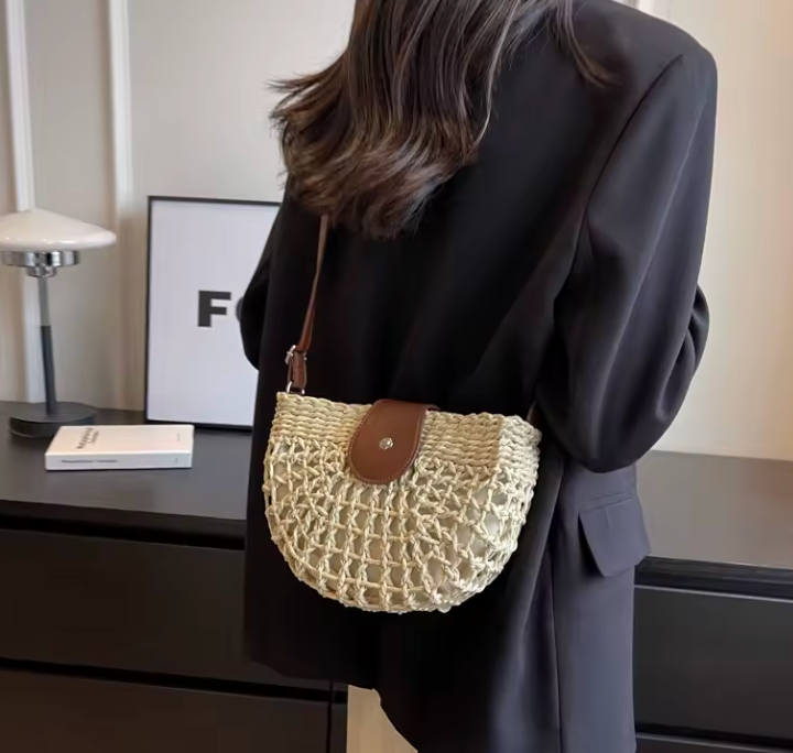 Cala bolso de paja blanco con look negro