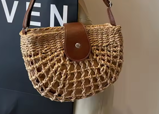Cala bolso de paja caqui en ambiente
