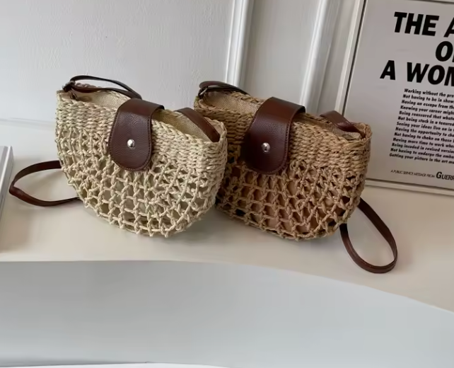 Cala bolso de paja en blanco y caqui