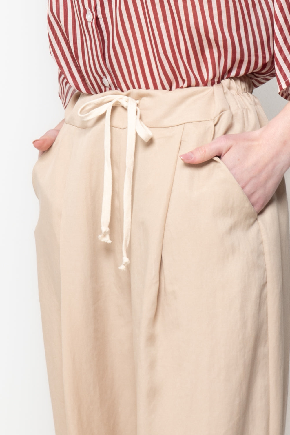 Pantalón con cordón - vista lateral