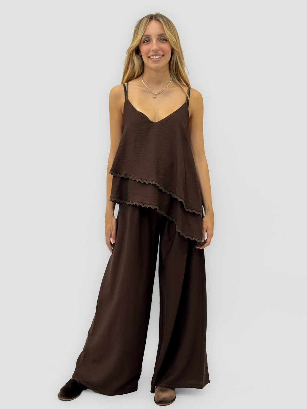Eva conjunto con top asimétrico y pantalón palazzo