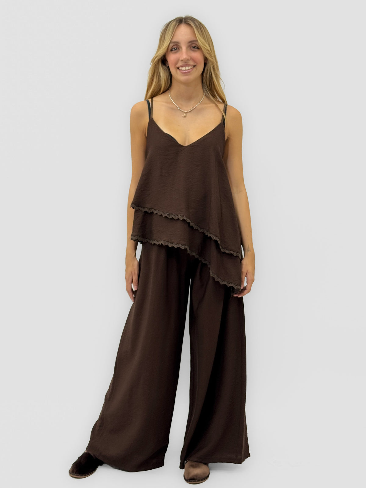 Eva conjunto con top asimétrico y pantalón palazzo