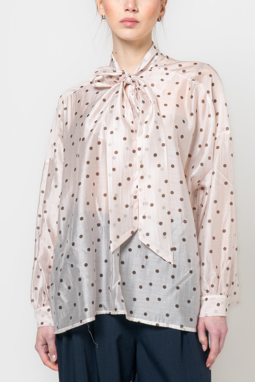 Camisa de lunares con lazo - detalle